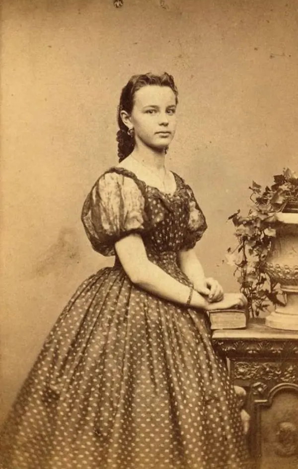Victorian Girl Fashion 1980s