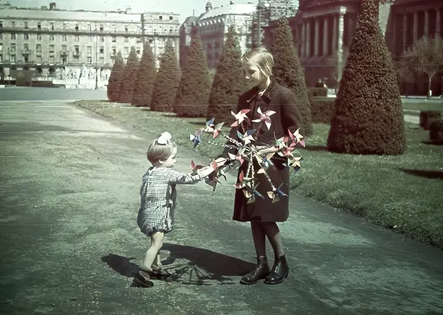 Fascinating Color Photographs Portray Everyday Life in Budapest Between 1939 and 1944