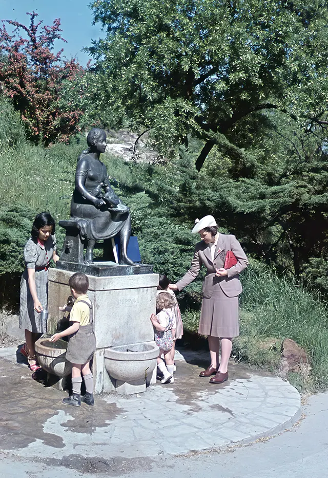 Fascinating Color Photographs Portray Everyday Life in Budapest Between 1939 and 1944