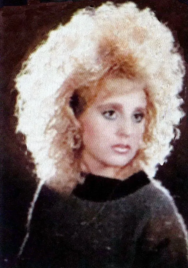 Big Hair Fashion for Women in the 1980s 