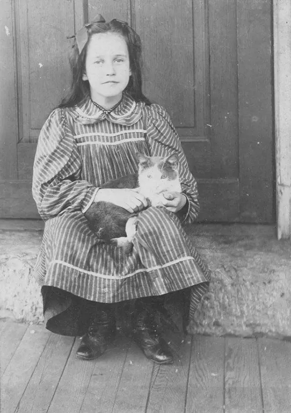 Adorable Photos of People and Their Cats from the early 20th century