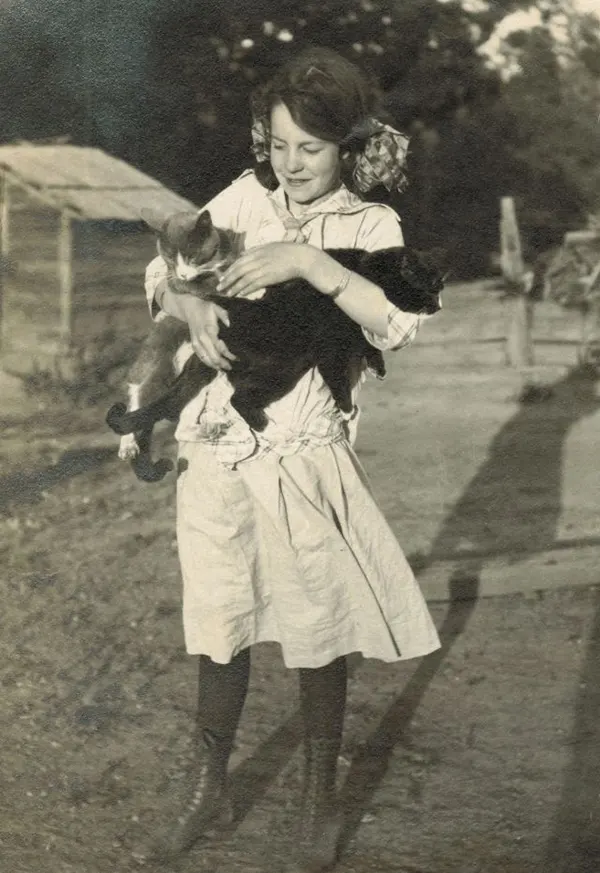 Adorable Photos of People and Their Cats from the early 20th century