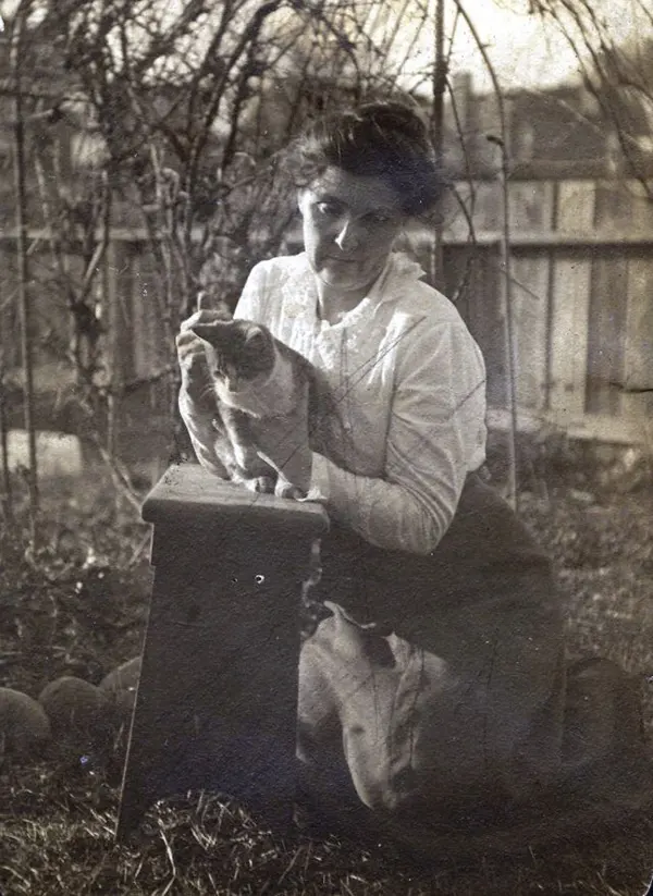 Adorable Photos of People and Their Cats from the early 20th century