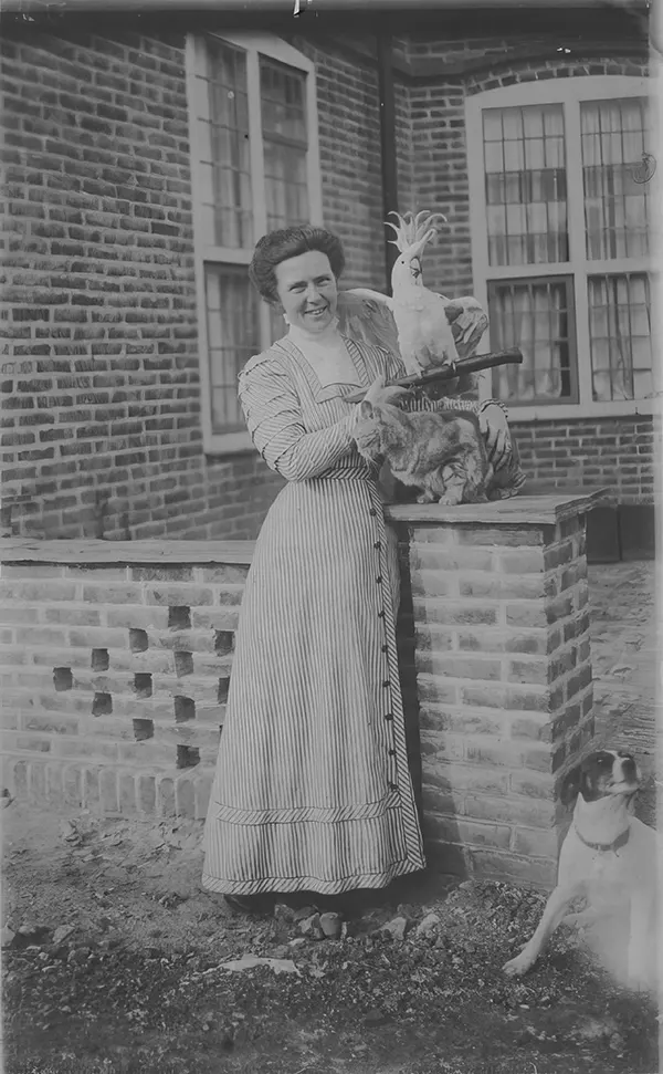 Adorable Photos of People and Their Cats from the early 20th century