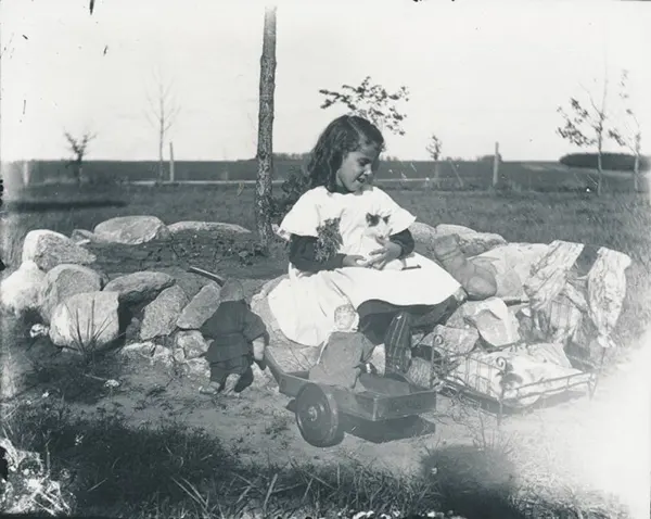 Adorable Photos of People and Their Cats from the early 20th century