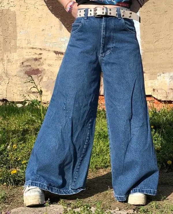 Wide-Leg Baggy Jeans of the 1990s Photos 