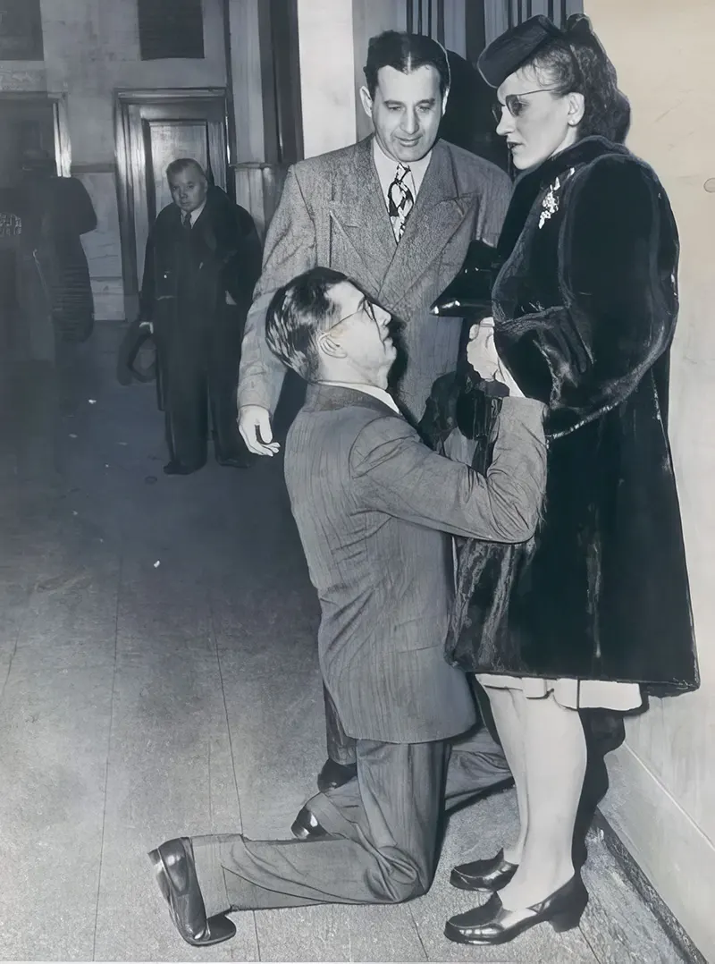 The Story Behind the Iconic 1948 Photo of a Man Begging His Wife for Forgiveness