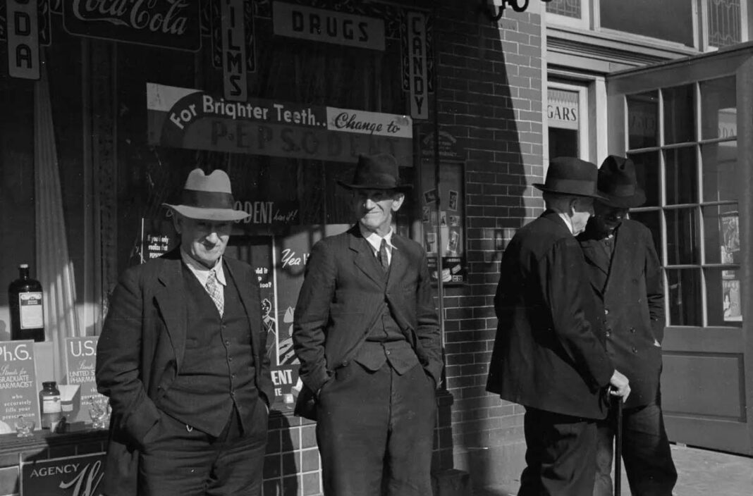 A Saturday afternoon in Hagerstown (Maryland) during the Great Depression, 1937