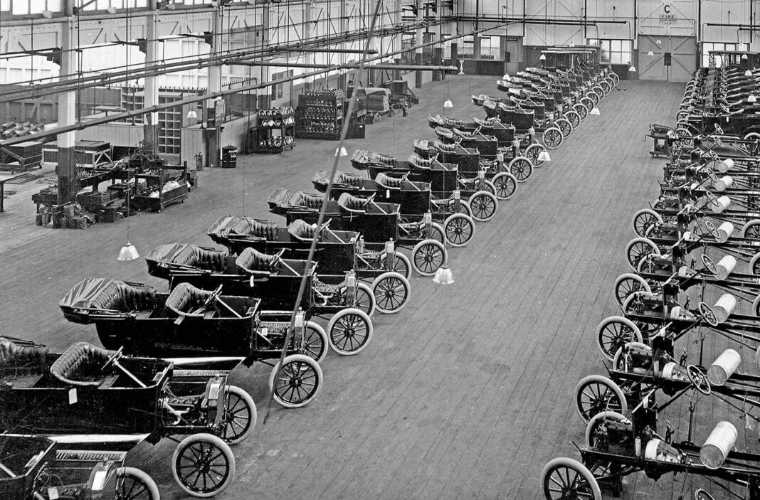 Amazing Vintage Photos Show the Ford Assembly Lines Mass-Producing Model T Cars, 1910s-1920s