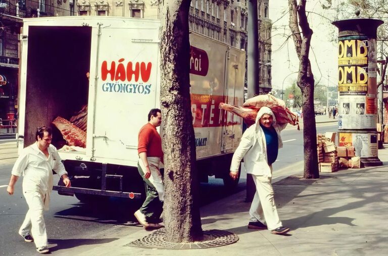 Budapest Flashbacks: Fascinating Photos Capture Street Scenes of Communist-Era Budapest in the 1980s