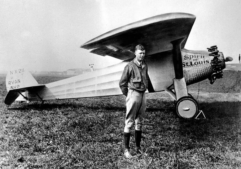 Charles Lindbergh’s Epic Voyage: The World’s First Solo Nonstop Transatlantic Flight Through Old Photos, 1927