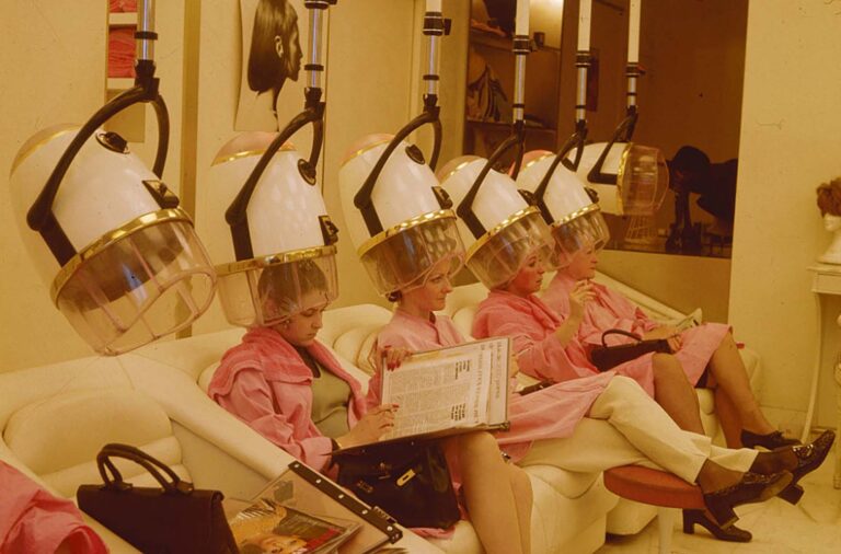 Hair Salons Captured in Time: Vintage Photos from the 1950s and 1960s