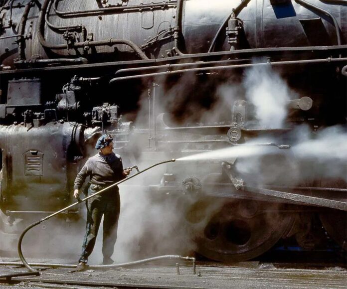 Incredible color photos show the women railroad workers who mobilized Incredible color photos show the women railroad workers who mobilized the American war effort, 1943