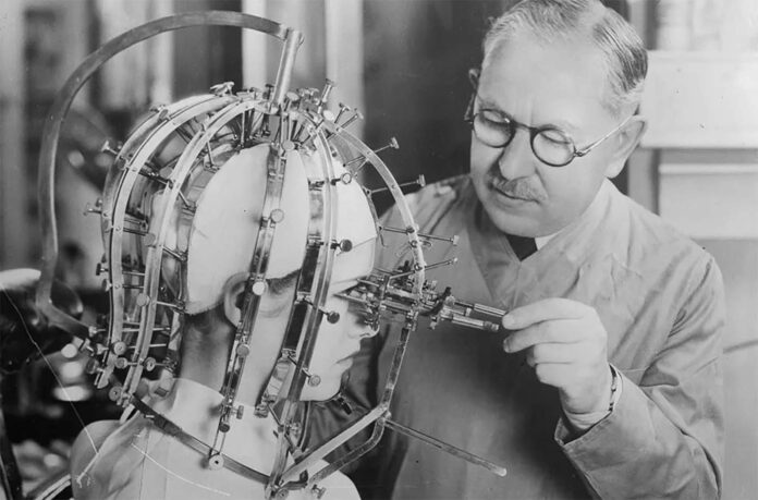 Max Factor's Beauty Calibrator: A Beauty-Measuring Device to Analyze Facial Max Factor's Beauty Calibrator: A Beauty-Measuring Device to Analyze Facial Flaws