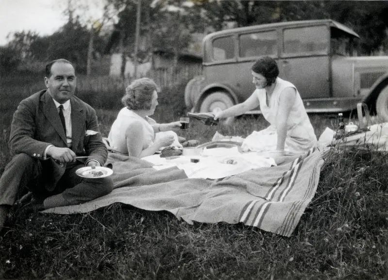 Picnic People Old Photos 