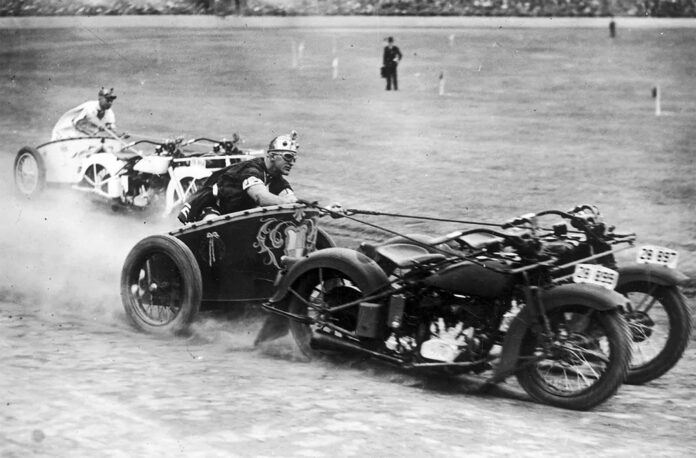 Old Photos of Daredevil Bikers Racing in Motorcycle Chariots, 1920-1930 Old Photos of Daredevil Bikers Racing in Motorcycle Chariots, 1920-1930