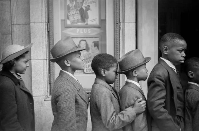 Striking photographs capture the daily life of African Americans in Chicago's South Side, 1941