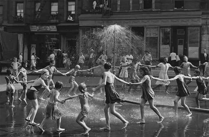 Stunning street photos capture the citizens and signage of postwar Stunning street photos capture the citizens and signage of postwar NYC, 1945-1960