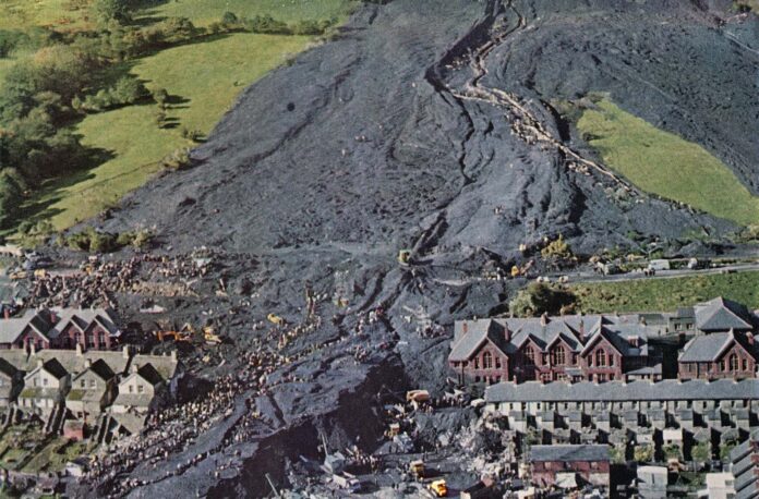 The Aberfan Disaster Through Pictures: The True Story of a