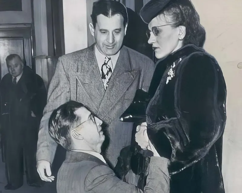 The Story Behind the Iconic 1948 Photo of a Man Begging His Wife for Forgiveness