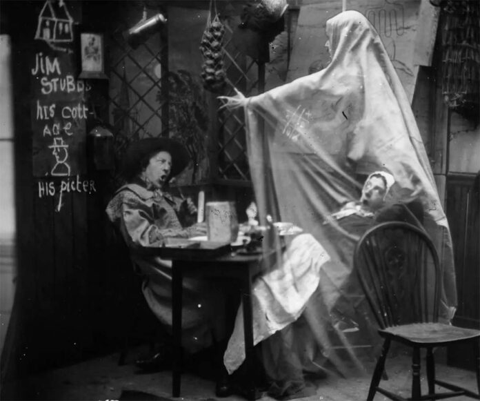 The stereoscopic ghost photos that spooked the Victorian public, 1865 The stereoscopic ghost photos that spooked the Victorian public, 1865