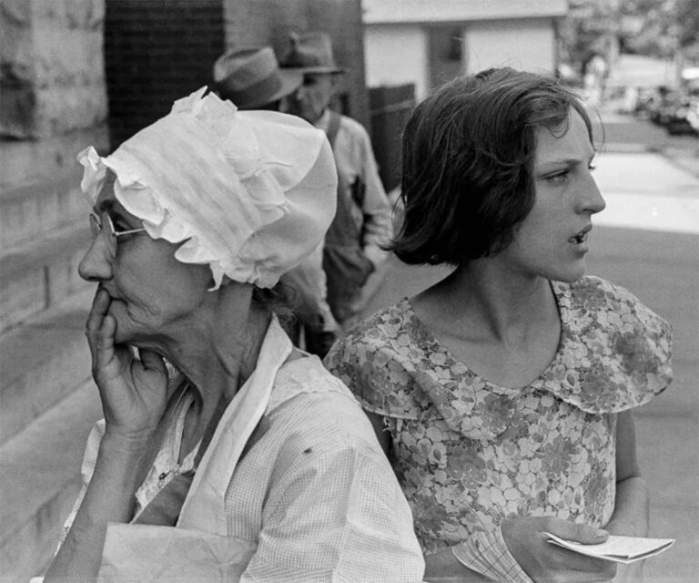 These sad photos show destitute Great Depression families waiting for aid, 1937-1939