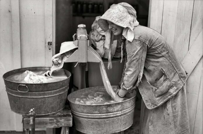 Vintage Photos Show the Early Days of Washing Machines, 1880s-1950s Vintage Photos Show the Early Days of Washing Machines, 1880s-1950s