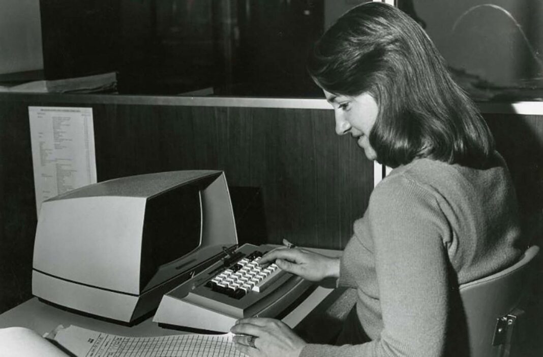 Vintage Photos Show the Workplace and Offices of the Past, 1970s-1980s