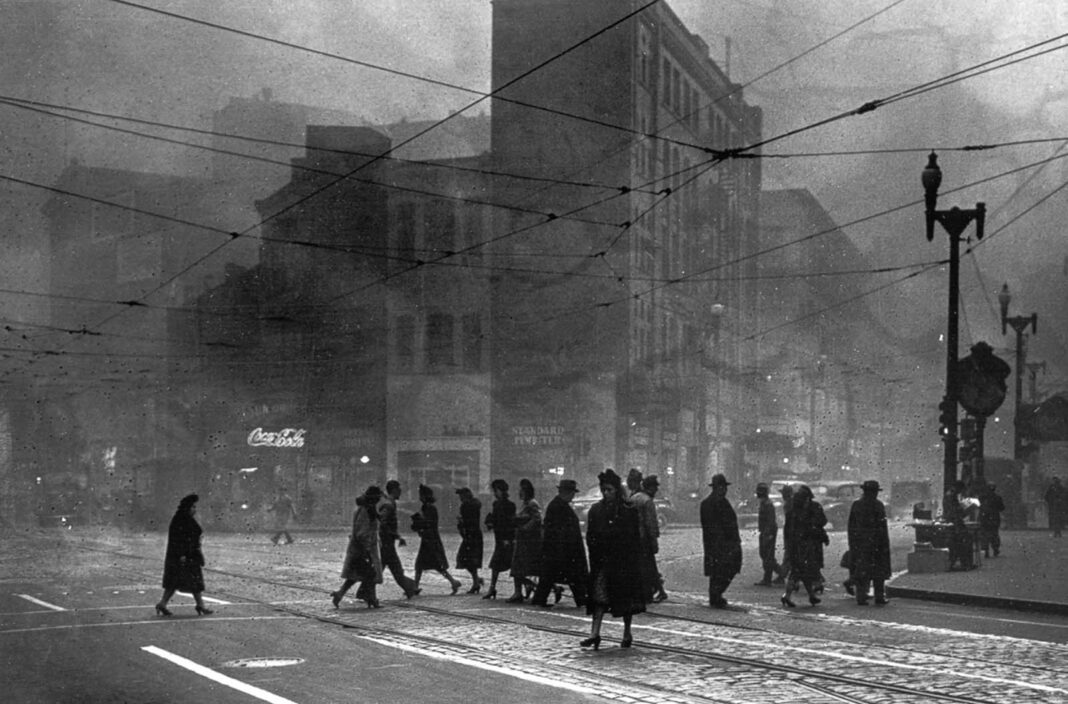 Vintage Photos of Bygone Pittsburgh and its Residents Choking under Clouds of Coal Smoke, 1940-1950