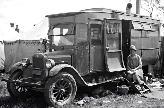 Vintage Wooden Homes on Wheels: Photos of Mobile Living From