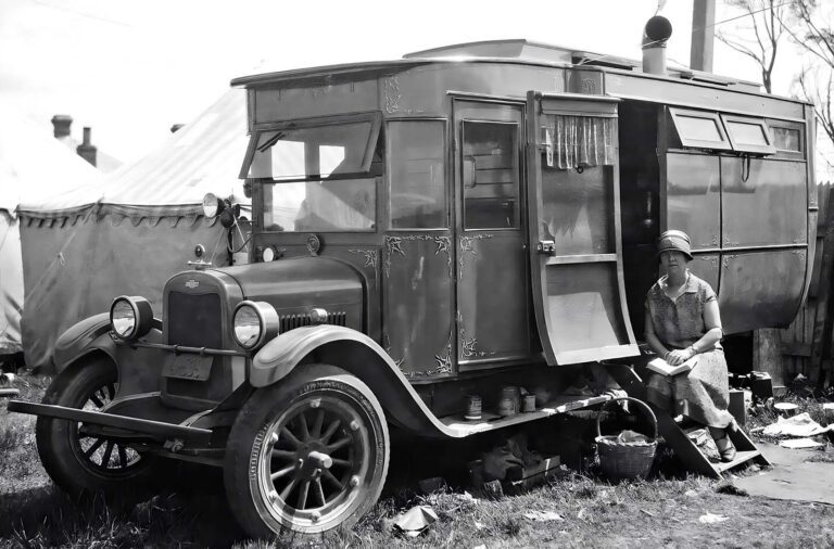 Vintage Wooden Homes on Wheels: Photos of Mobile Living From the Early 20th Century