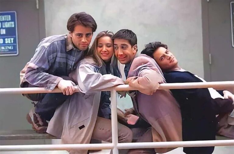 Unseen Friends: Rare Behind-the-Scenes Photos from the Iconic Sitcom