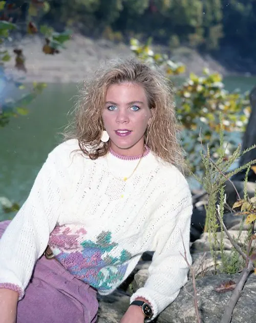 Beautiful Studio Shots Capture Young Women’s Hairstyles and Fashion of the Early 1990s