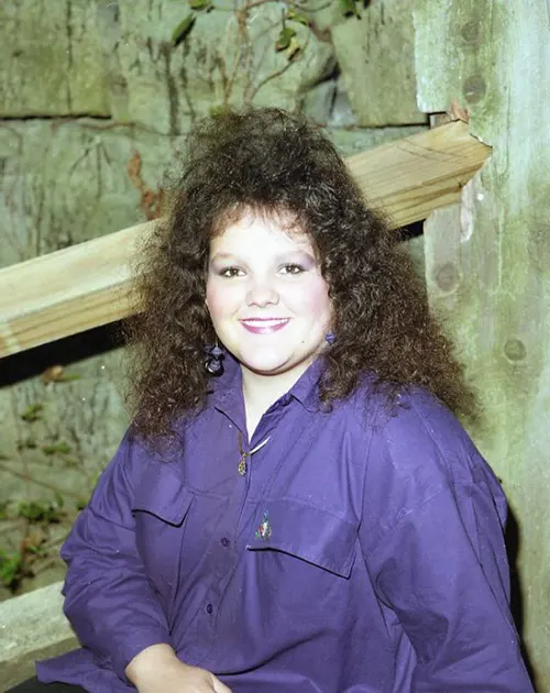 Beautiful Studio Shots Capture Young Women’s Hairstyles and Fashion of the Early 1990s
