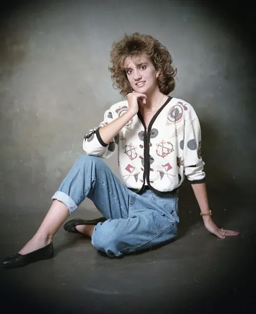 Beautiful Studio Shots Capture Young Women’s Hairstyles and Fashion of the Early 1990s