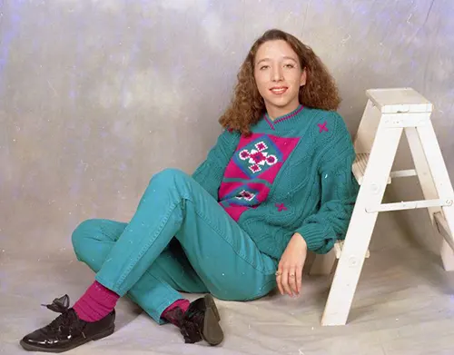Beautiful Studio Shots Capture Young Women’s Hairstyles and Fashion of the Early 1990s