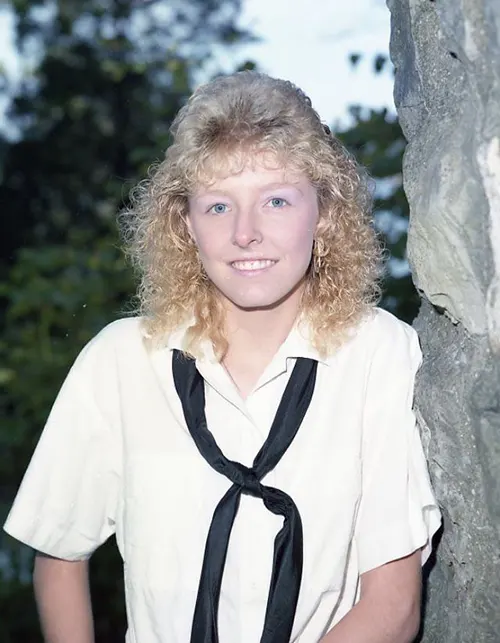 Beautiful Studio Shots Capture Young Women’s Hairstyles and Fashion of the Early 1990s
