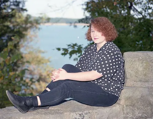 Beautiful Studio Shots Capture Young Women’s Hairstyles and Fashion of the Early 1990s