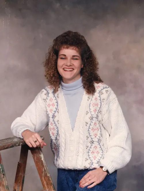 Beautiful Studio Shots Capture Young Women’s Hairstyles and Fashion of the Early 1990s