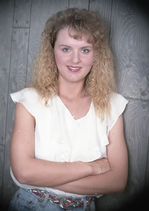 Beautiful Studio Shots Capture Young Women’s Hairstyles and Fashion of the Early 1990s