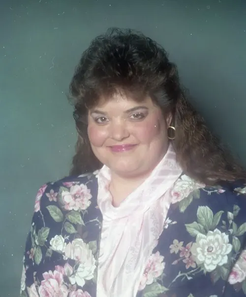 Beautiful Studio Shots Capture Young Women’s Hairstyles and Fashion of the Early 1990s