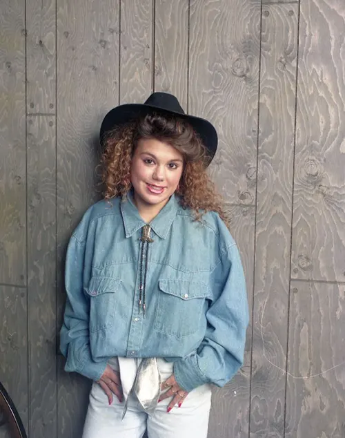 Beautiful Studio Shots Capture Young Women’s Hairstyles and Fashion of the Early 1990s
