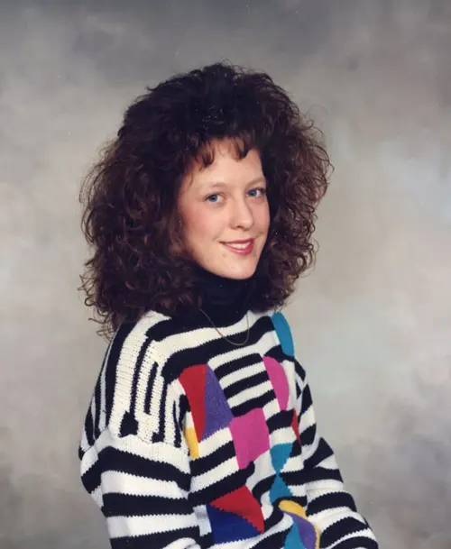 Beautiful Studio Shots Capture Young Women’s Hairstyles and Fashion of the Early 1990s