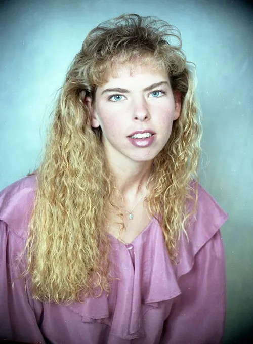 Beautiful Studio Shots Capture Young Women’s Hairstyles and Fashion of the Early 1990s