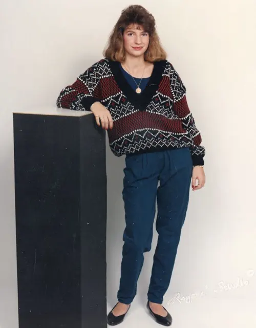 Beautiful Studio Shots Capture Young Women’s Hairstyles and Fashion of the Early 1990s