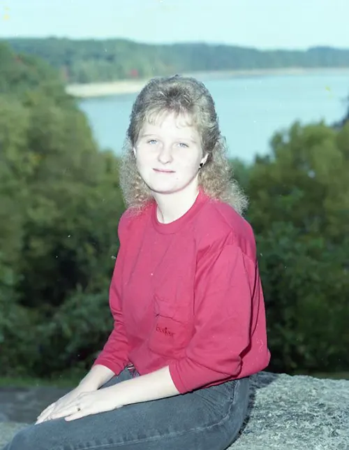 Beautiful Studio Shots Capture Young Women’s Hairstyles and Fashion of the Early 1990s