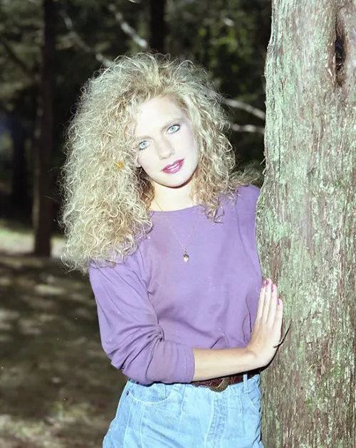 Beautiful Studio Shots Capture Young Women’s Hairstyles and Fashion of the Early 1990s