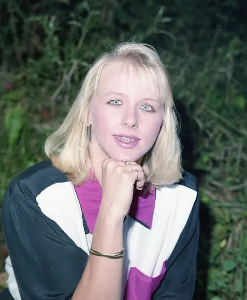 Beautiful Studio Shots Capture Young Women’s Hairstyles and Fashion of the Early 1990s