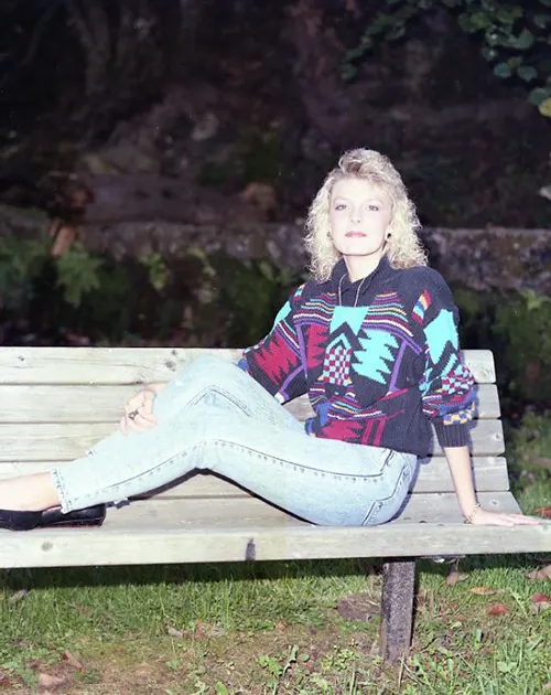 Beautiful Studio Shots Capture Young Women’s Hairstyles and Fashion of the Early 1990s