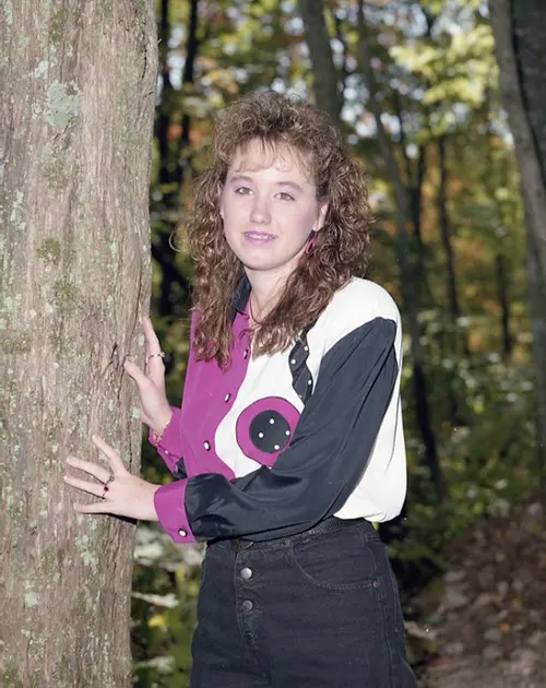 Beautiful Studio Shots Capture Young Women’s Hairstyles and Fashion of the Early 1990s